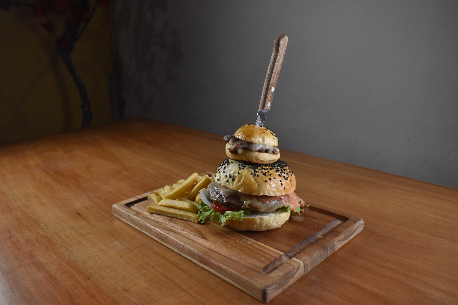 Hamburguesa servida en El Oasis